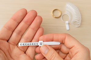 Sådan finder du den rigtige ringstørrelse – nem guide med måletips