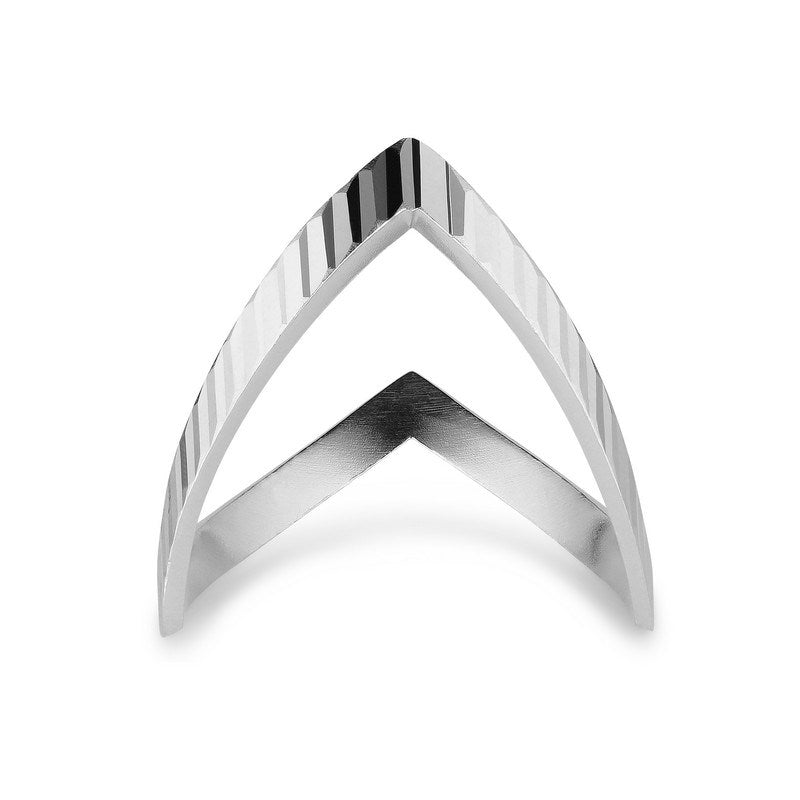 Reflection V-ring i sterling sølv fra Jane Kønig – minimalistisk V-formet sølvring med struktureret overflade.