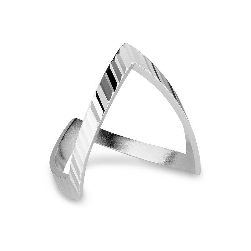 Jane Kønig Reflection V-ring i sølv set fra siden – 2,2 mm bred ring med markant V-form