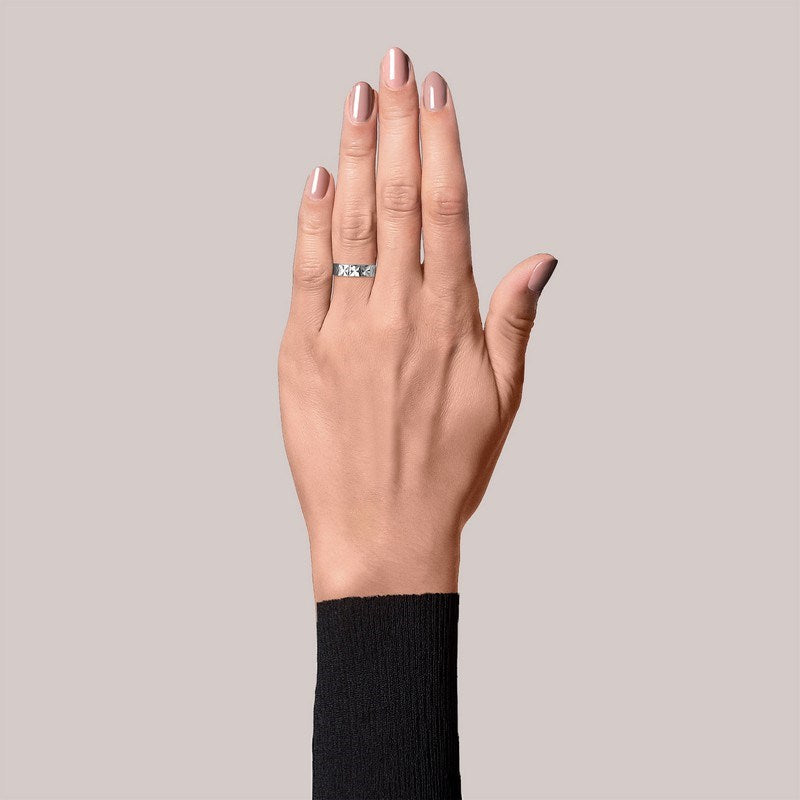 Jane Kønig Medium Reflection Ring i sølv, set fra siden