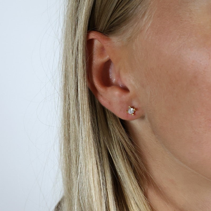 Mary ørestikker i 8 kt guld med lab-grown diamanter 2x0,10 ct – Aagaard