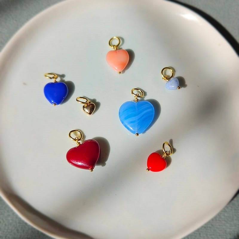 Pico Copenhagen French Heart vedhæng i messing med blåt glas, set fra siden