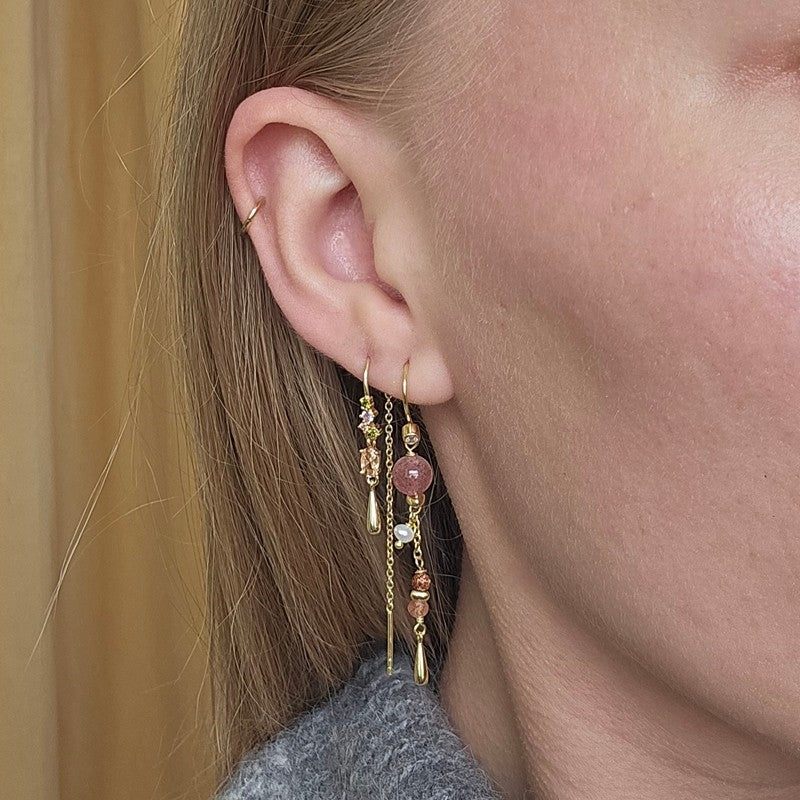 Aqua Dulce Peachy Earhook i forgyldt sølv med perler og solsten – set fra siden