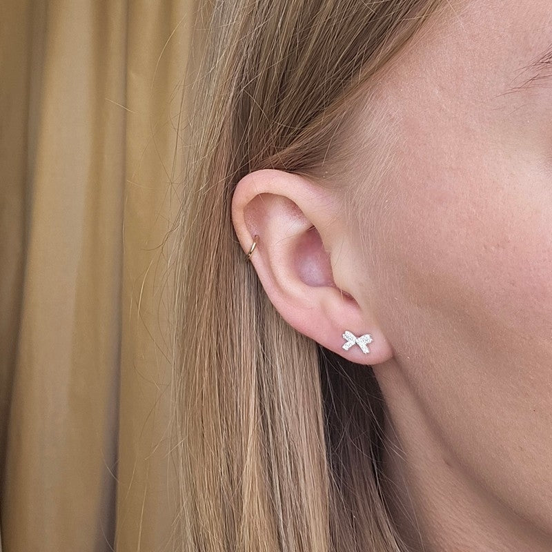 Darling Bow øreringe i sterlingsølv med zirkonia fra Aqua Dulce