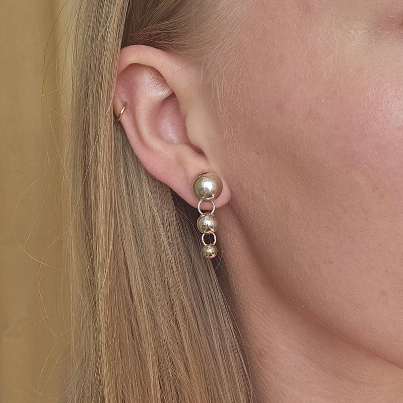 Jane Kønig Atomic Drop Stud i blank sølv med tre kugler – nærbillede af detalje