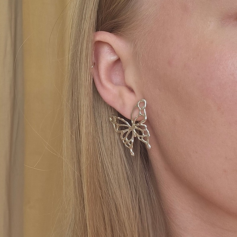 Jane Kønig Butterfly ørering i sølv – sommerfugleform set fra siden