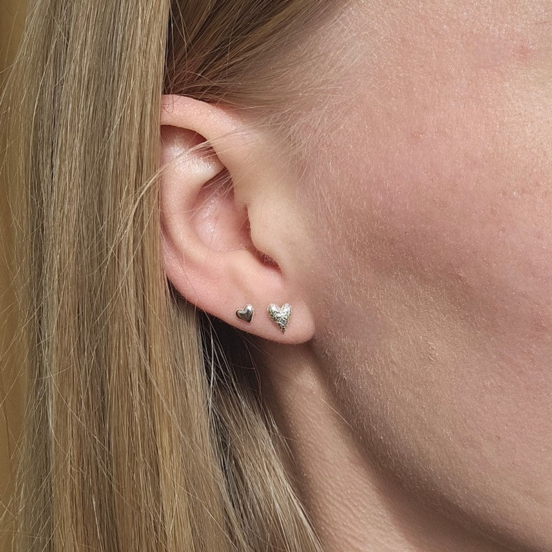 Aqua Dulce Karla ørestikkere i sterlingsølv med hjerte 4 mm
