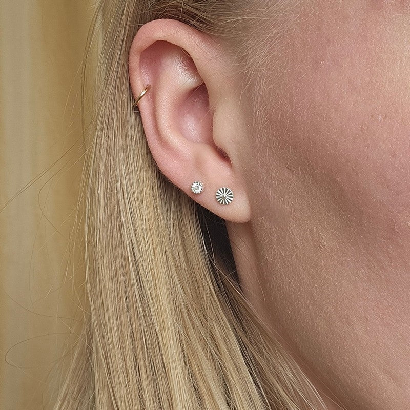 Aqua Dulce Tiny Daisy ørestikker i 925 sterlingsølv – nærbillede af detalje