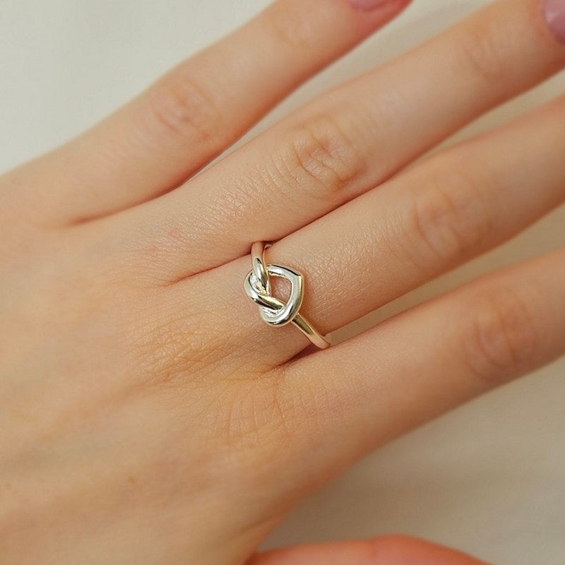 Jane Kønig Tied Heart Ring i sterlingsølv med flettet hjerte, set fra oven