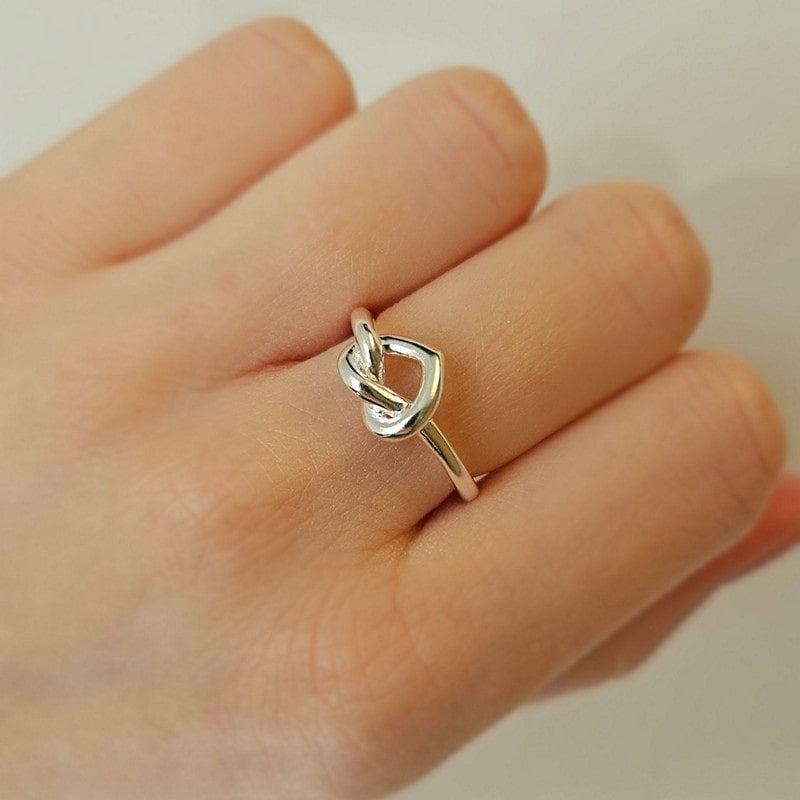 Jane Kønig Tied Heart Ring i sterlingsølv med flettet hjerte – nærbillede af fatning
