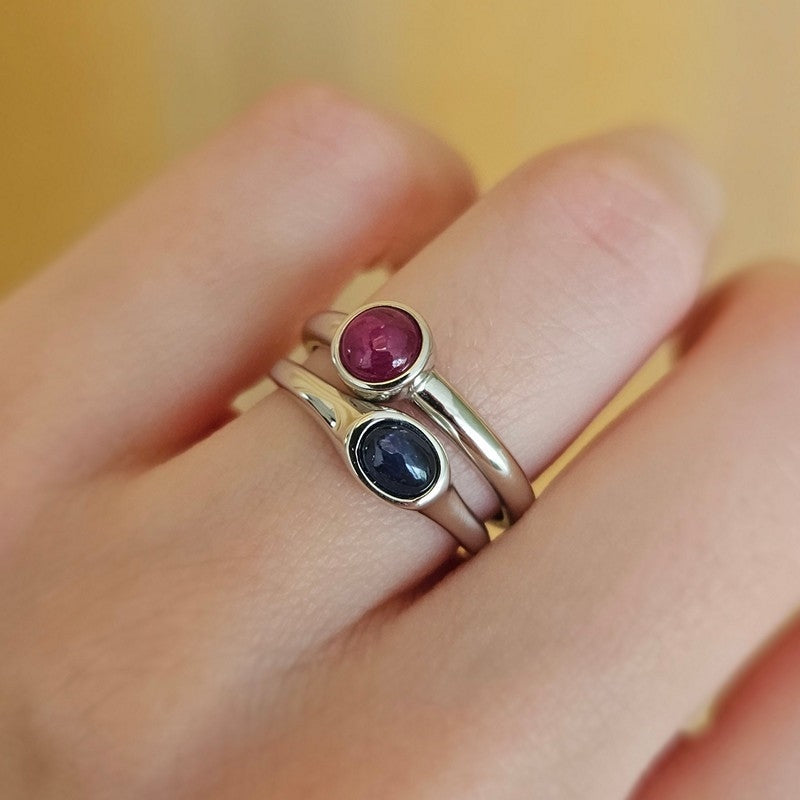 Mads Z Cabochon ring i sterlingsølv med dybblå safir, set fra siden
