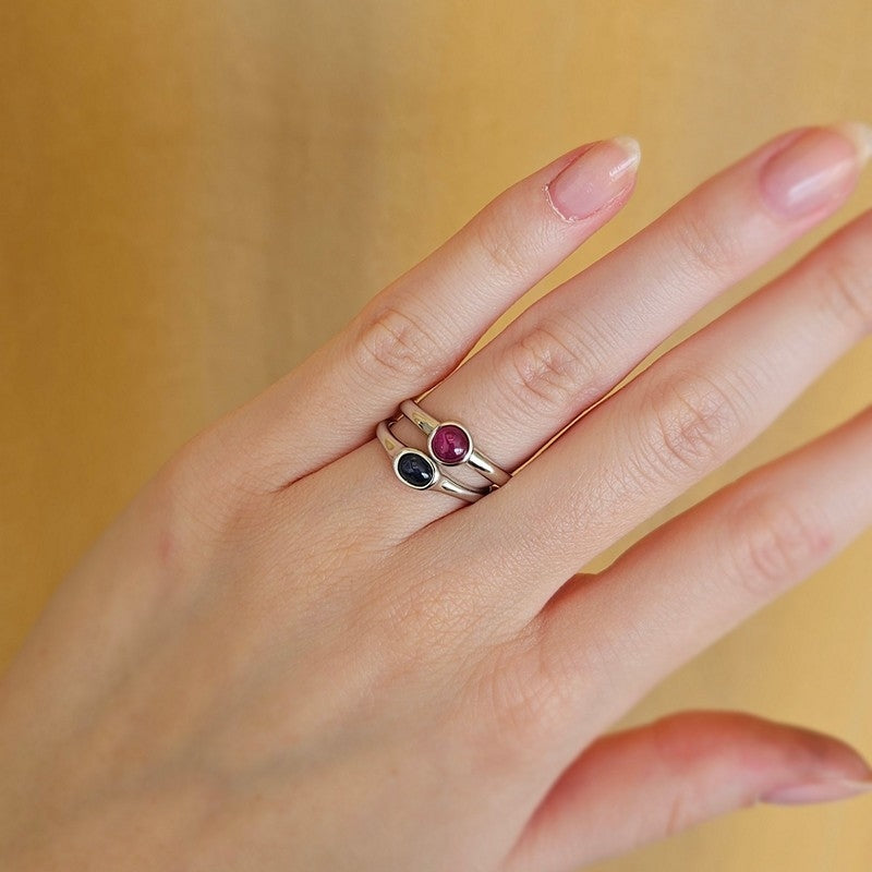 Mads Z Cabochon ring i sterlingsølv med dybblå safir – nærbillede af sten