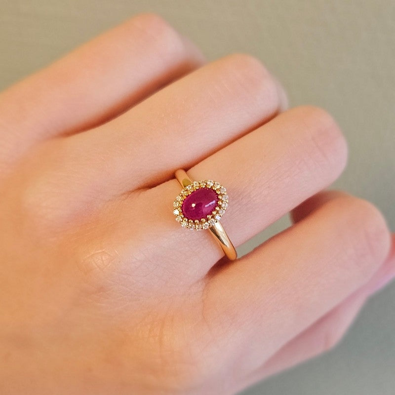 Mads Z Royal Ruby ring i 14 karat guld med rubin og diamanter – nærbillede af sten