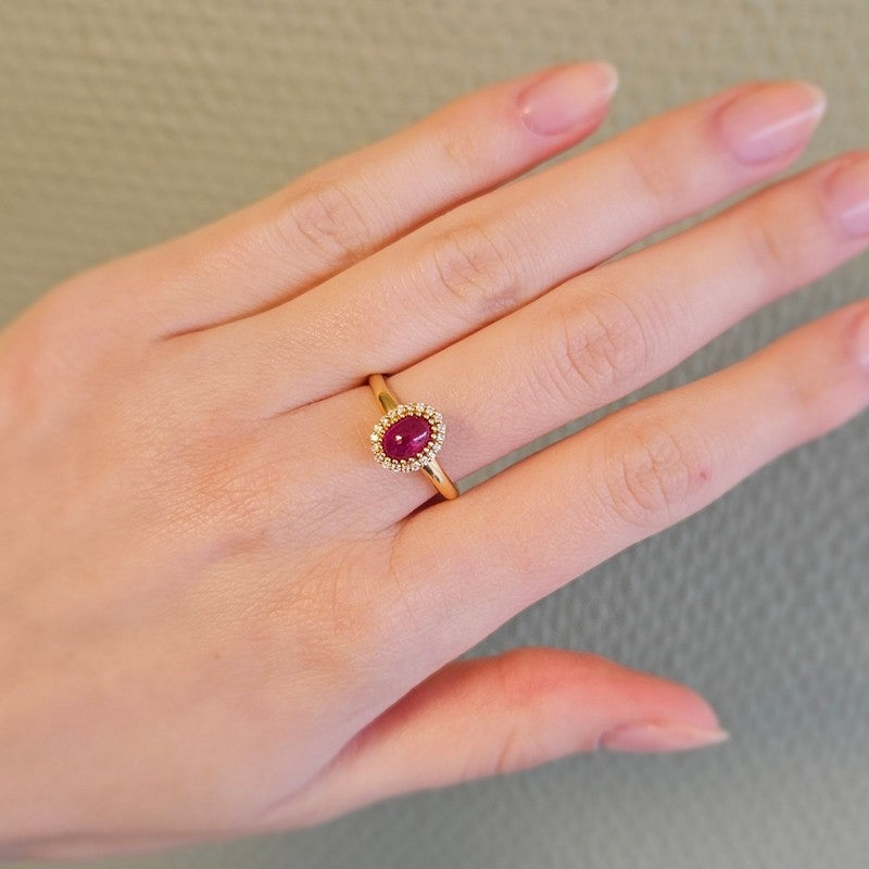 Mads Z Royal Ruby ring i 14 karat guld med rubin og diamanter – set fra siden