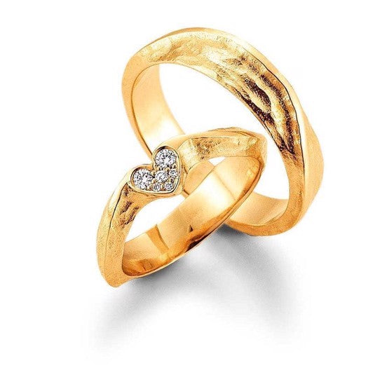 Aagaard vielsesringe i 8 eller 14 karat guld med fem diamanter i hjerteformet design.