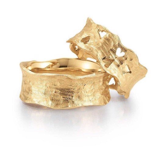 Stilfulde Aagaard vielsesringe i 8 eller 14 karat guld med hjerteudskæringer