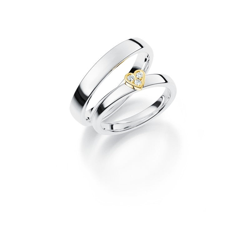 Romantisk Aagaard vielsesringe i 925 sterlingsølv med 14 kt guldhjerte og 0,06 ct diamanter.