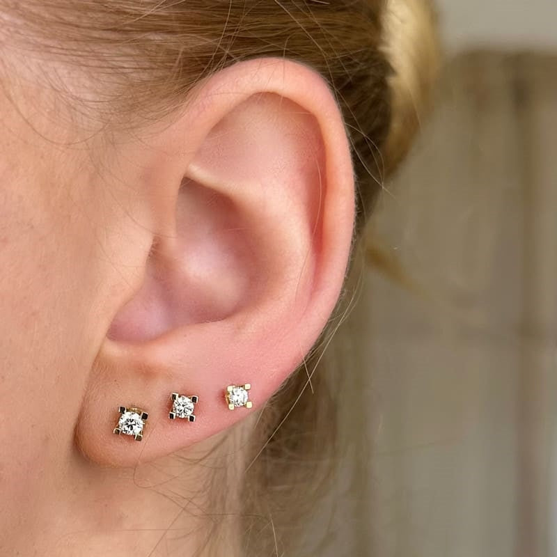 Kleopatra ørestikker i 14 karat guld med diamant (0,10–0,50 ct)