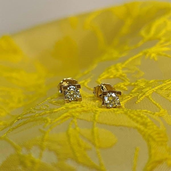 Kleopatra ørestikker i 14 karat guld med diamant (0,10–0,50 ct)