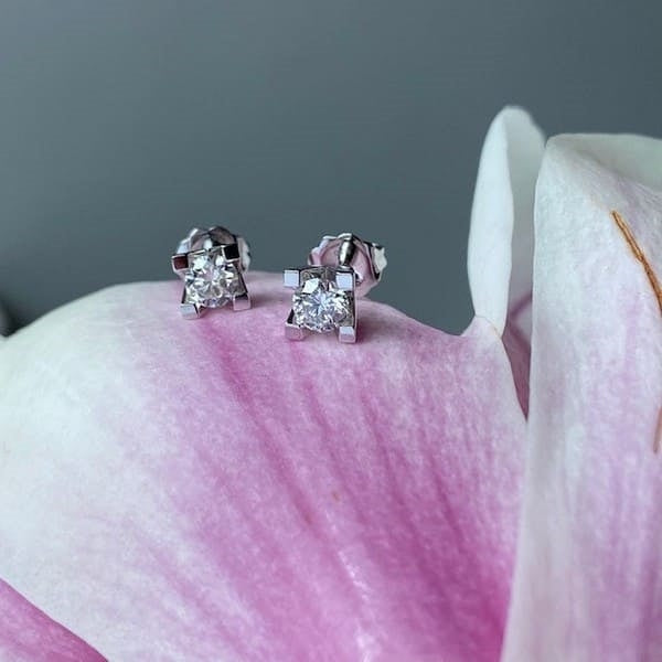 Kleopatra ørestikker i 14 kt hvidguld med diamant (0,10–0,50 ct)