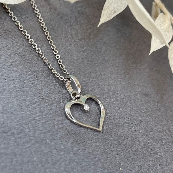 Aagaard hjertevedhæng i 14 kt hvidguld med 0,02 ct diamant og sølvkæde 42 cm