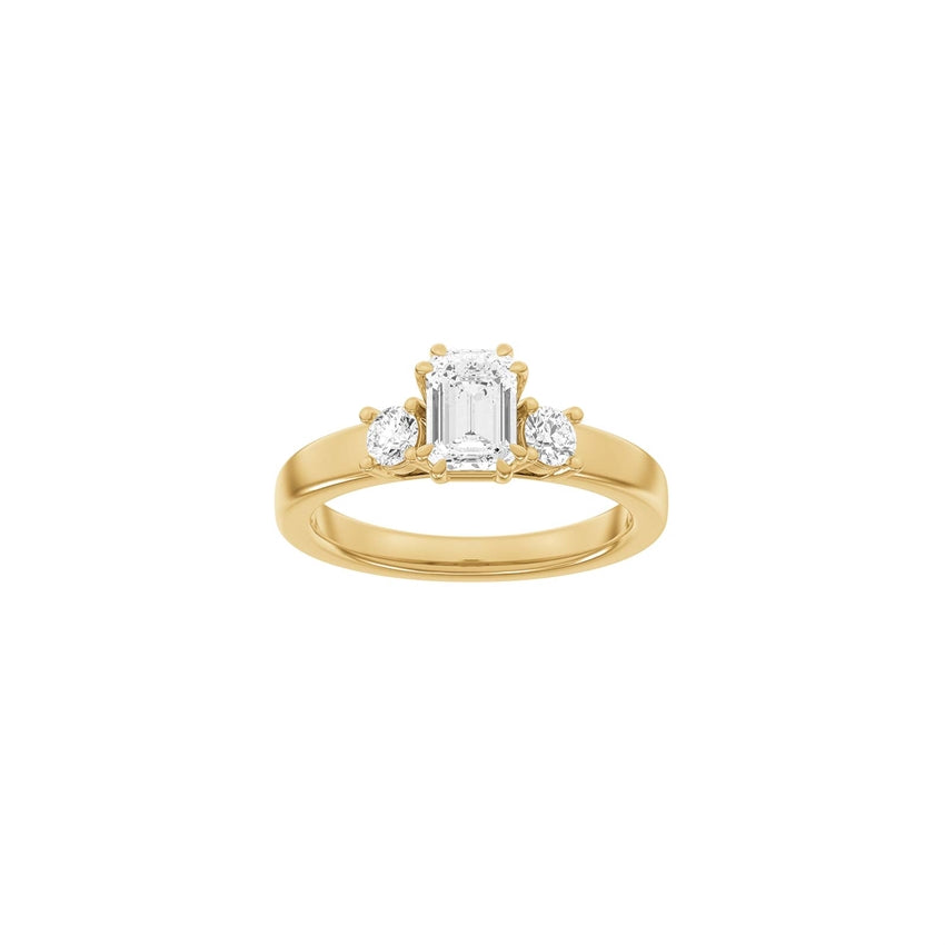 Luxury firkantet ring i 14 karat guld med 1,33 ct lab-grown diamanter fra Siersbøl – eksklusiv guldbase med firkantet diamant og to runde diamanter.