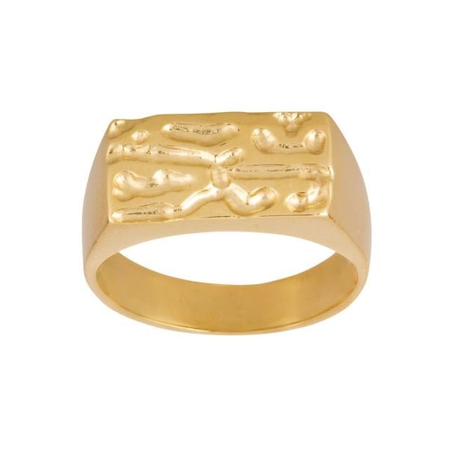 Noa signetring fra Nordahl Andersen i 8 karat guld med hamret top og blanke sider.