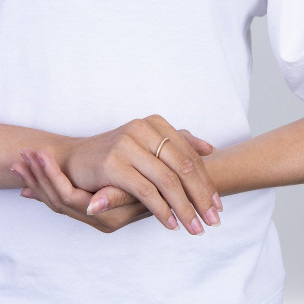 Adina ring i forgyldt sølv med én række zirkonia fra JoanliNor