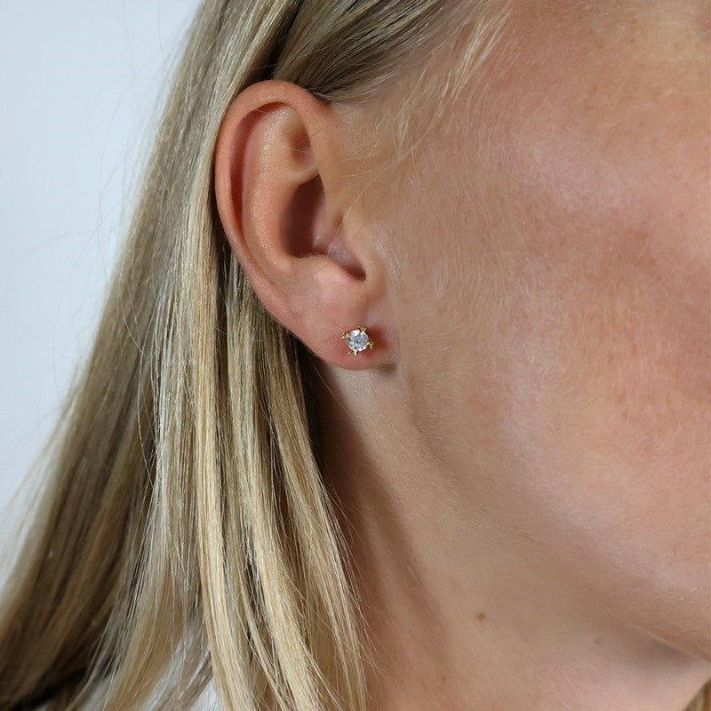 Mary diamantøreringe fra Aagaard i 14 kt guld med lab-grown diamanter 2 x 0,25–0,75 ct