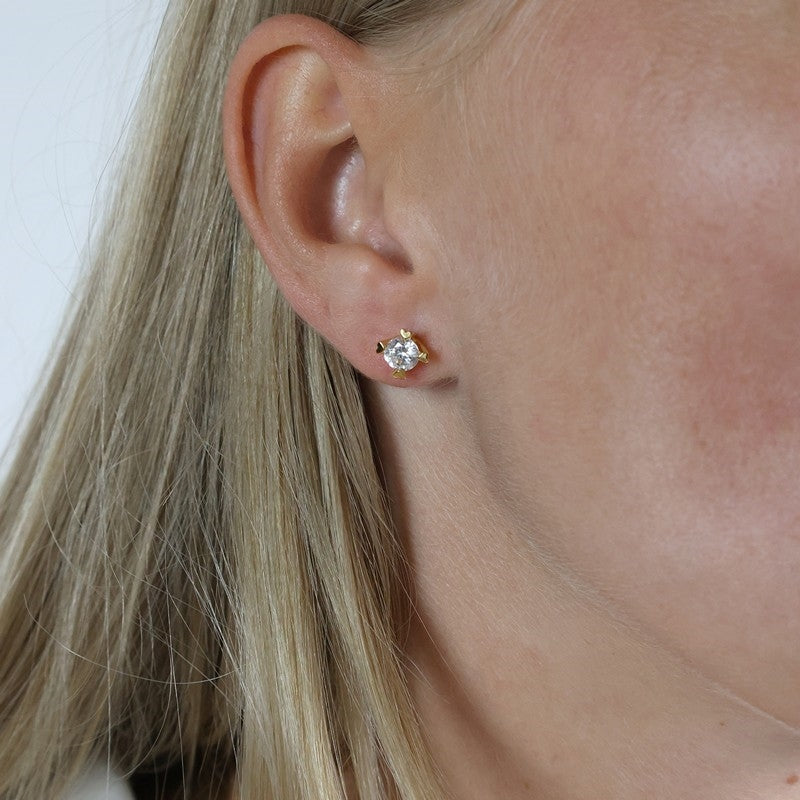 Mary diamantøreringe fra Aagaard i 14 kt guld med lab-grown diamanter 2 x 0,25–0,75 ct