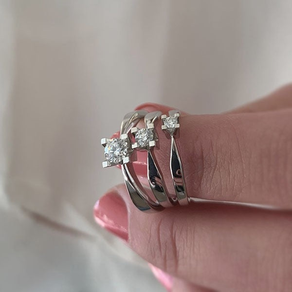 Scrouples Kleopatra ring i 8 karat hvidguld med diamant, set fra siden