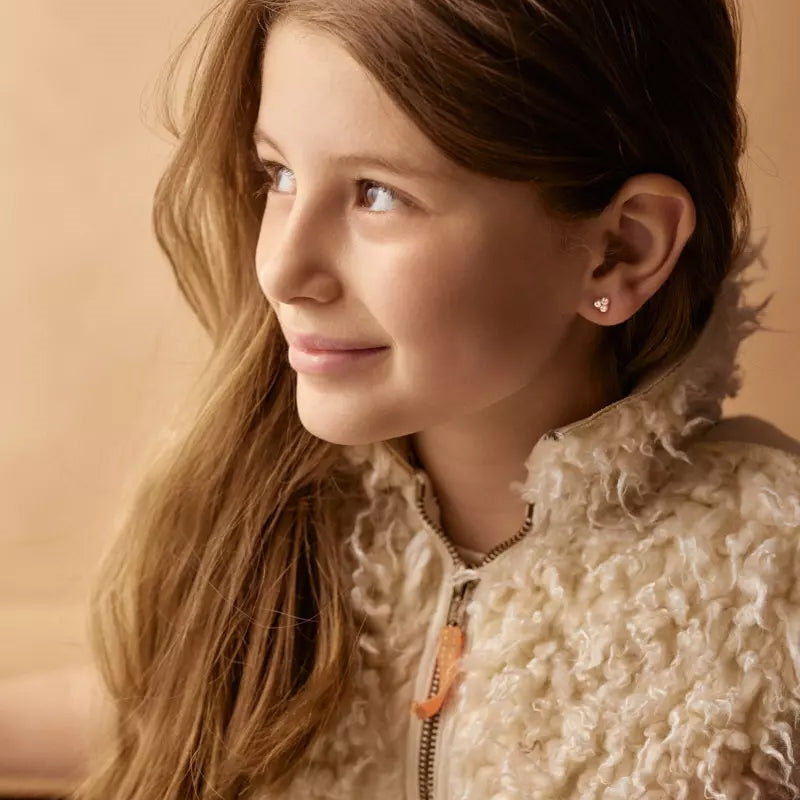 Blomdahl Clover ørestikker i medicinsk plast med krystaller 6 mm