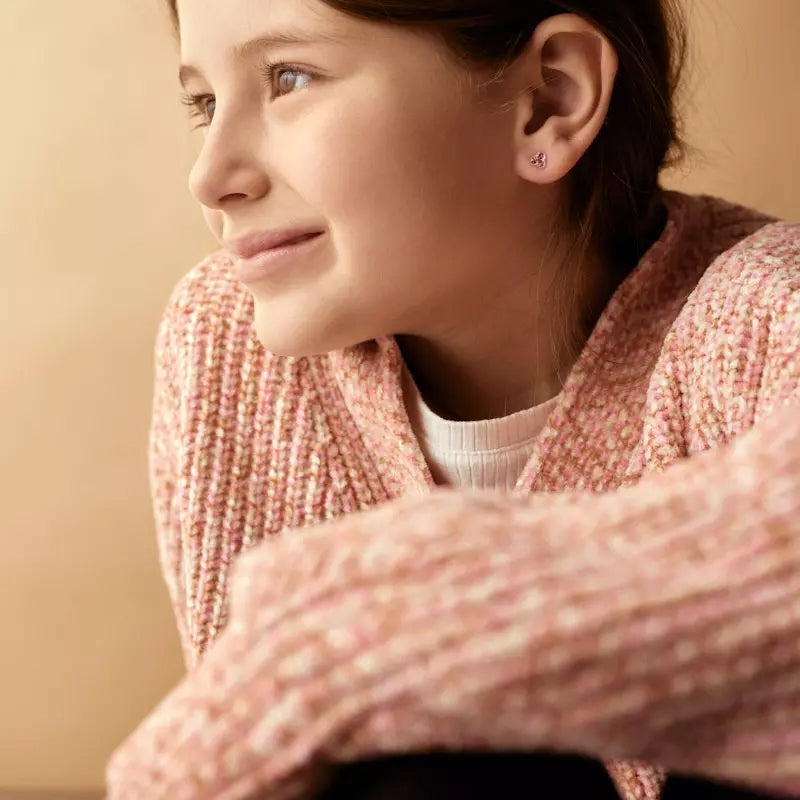 Blomdahl Clover øreringe i medicinsk plast med pink krystaller, 6 mm