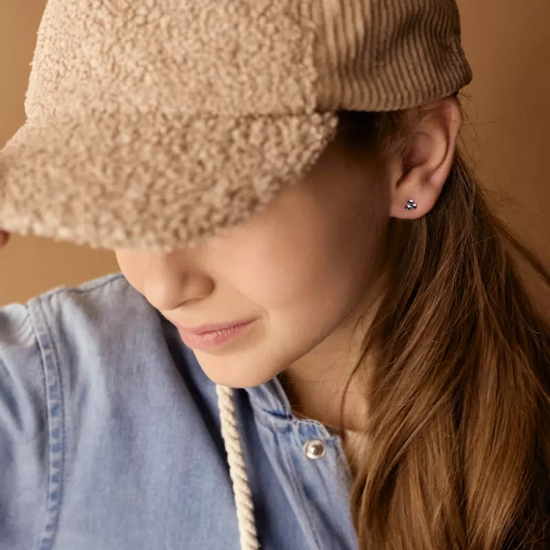 Blomdahl øreringe i medicinsk plast med blå krystaller, 6 mm