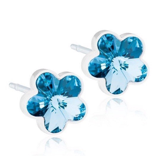 Blomdahl Flower Aquamarine øreringe i medicinsk plastik med blå zirkonia, 6 mm.
