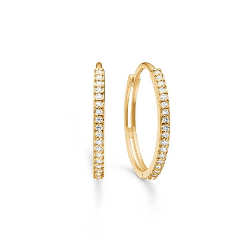 Mads Z Lumina creoler i 14 karat guld med 0,18 ct diamanter, 18 mm fra Gold Label kollektionen.