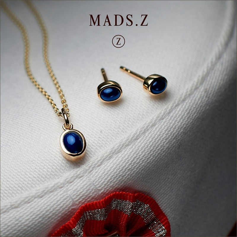 Cabochon øreringe fra Mads Z i 14 kt guld med safirer 5 mm