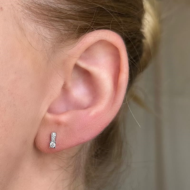 Kleopatra Queen ørestikker i 14 kt hvidguld med diamanter (0,13–0,23 ct)