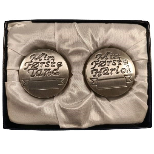 NOA Kids tand- og hårloksæt fra Nordahl Andersen i fortinnet metal (4 cm)