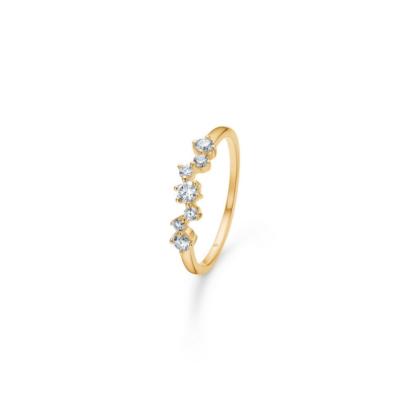 Gemma diamantring fra Mads Z i 14 karat guld med 0,30 ct diamanter i forskudt design.