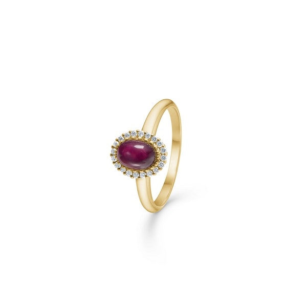 Mads Z royal ruby ring i 14 karat guld med oval rubin og briliante diamanter fra Gold Label.