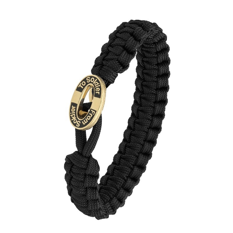 From Soldier to Soldier armbånd i sort faldskærmsline med oval forgyldt sølvlås og sort emalje 18–23 cm