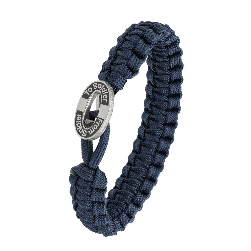 From Soldier To Soldier armbånd fra Aagaard i navy blå flettet faldskærmsline med oval sølvlås og sort emalje, 19–23 cm.