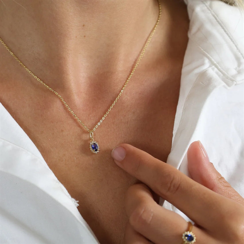 Aagaard halskæde i 8 kt guld med safir og zirkonia vedhæng 45 cm