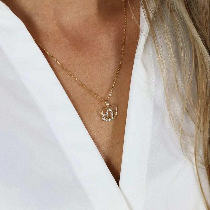 Aagaard vedhæng i 8 kt guld med tre hjerter og zirkonia, inkl. forgyldt kæde 45 cm