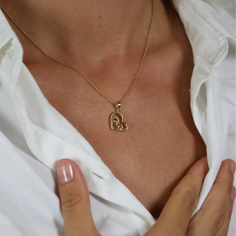 Aagaard vedhæng i 8 kt guld med tre hjerter og forgyldt kæde 45 cm