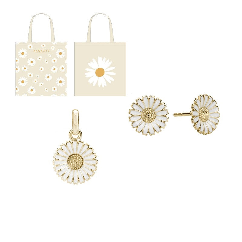 Aagaard Marguerit smykkesæt i 18 karat forgyldt sølv med hvid emalje – øreringe Ø10 mm og vedhæng Ø15 mm