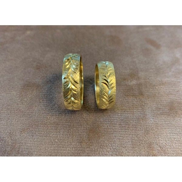 Unikke Scrouples vielsesringe i 8 eller 14 karat guld med rustik mønstret overflade, 6 mm