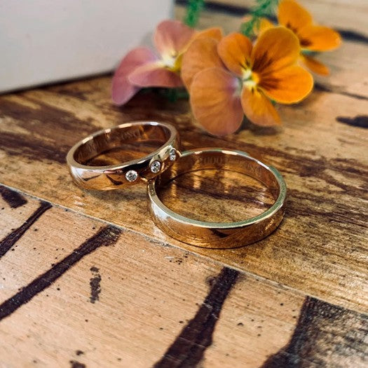 Aagaard vielsesringe i 9 eller 14 karat guld med 0,09 ct lab diamanter