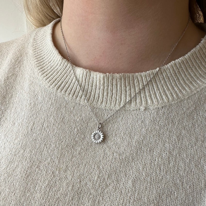 Siersbøl marguerit vedhæng i sølv med hvid emalje 42+3 cm